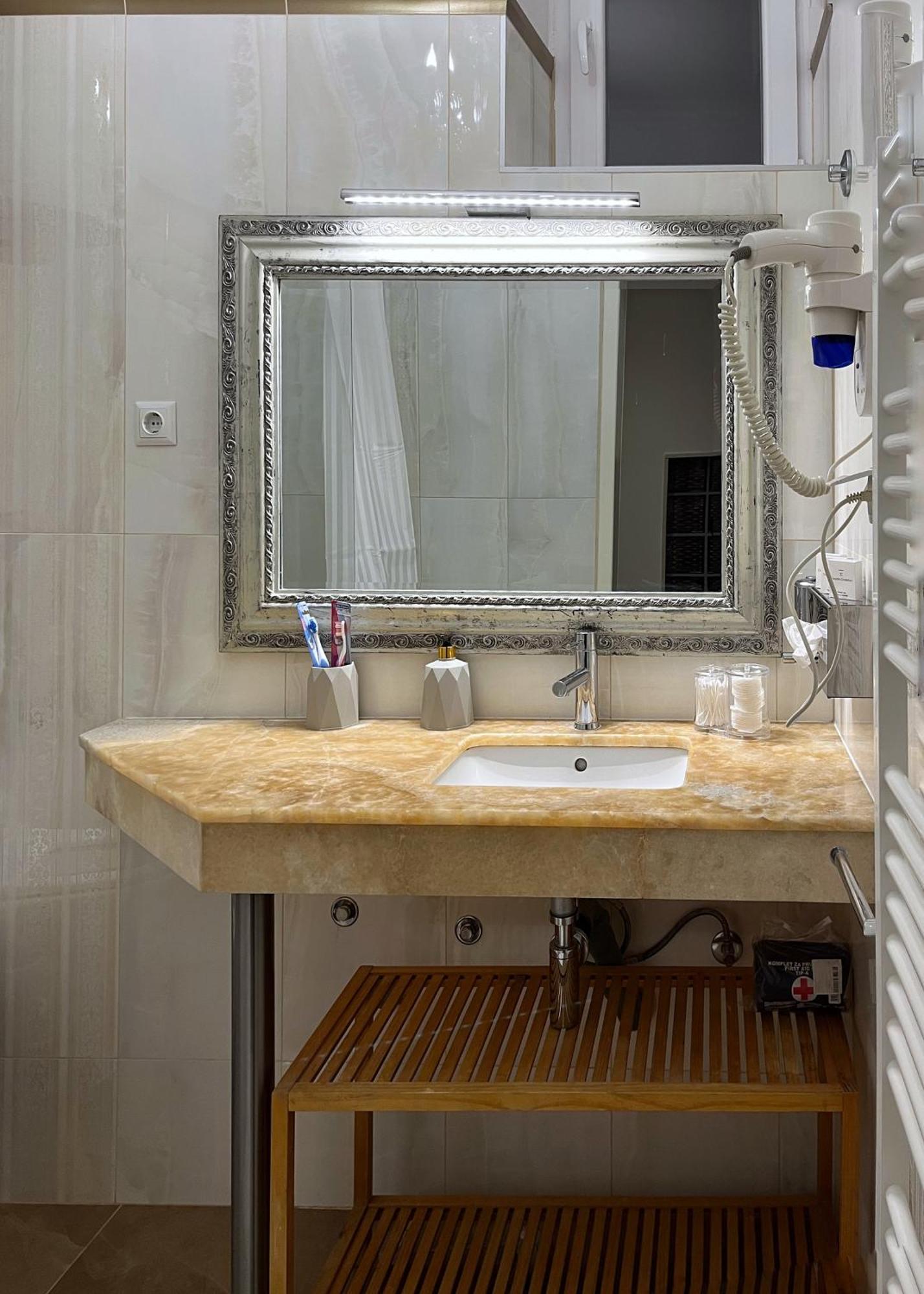 Main Street Retreat Apartment With Free Parking Sarajevo Exterior photo